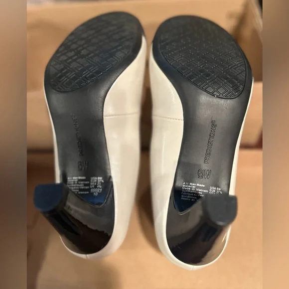 Two-Tone Navy Blue and Cream Heels - Picture 4 of 6